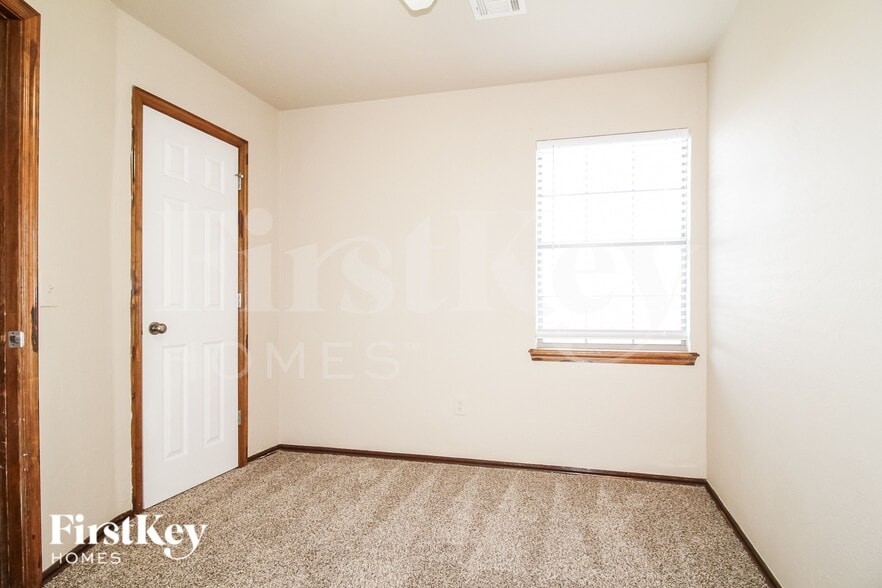 Building Photo - 2504 Tyler Ln