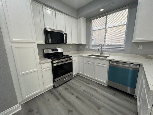 Building Photo - Newly Renovated 4 Bed 3 Bath Brentwood Home