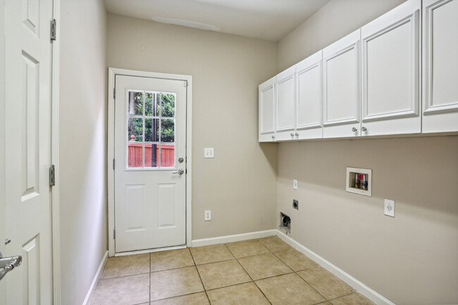 Building Photo - Beautiful townhouse in Westbury at Vinings...
