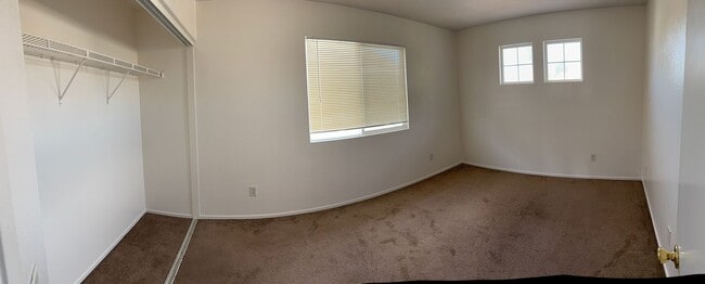 Building Photo - Spacious 4 bedroom / 3 Bathroom Jurupa Val...