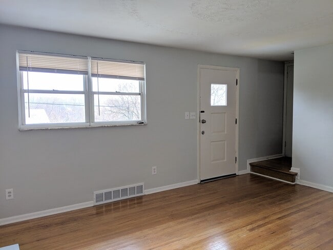 Building Photo - Beautifully Kept 4 Bedroom House next to U...