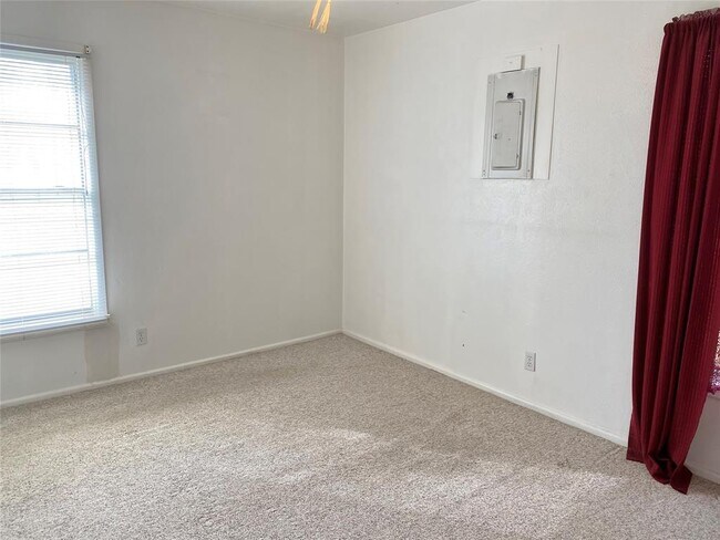 Building Photo - 3560 Regal Rd