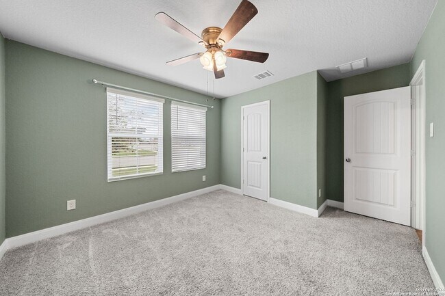 Building Photo - 1080 Amble Oak