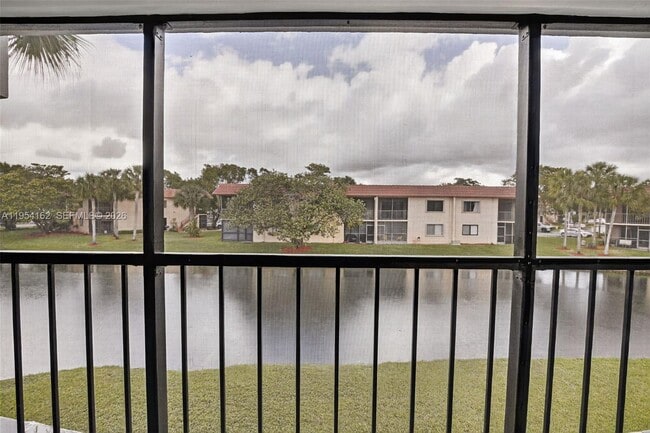 Building Photo - 200 Lakeview Dr