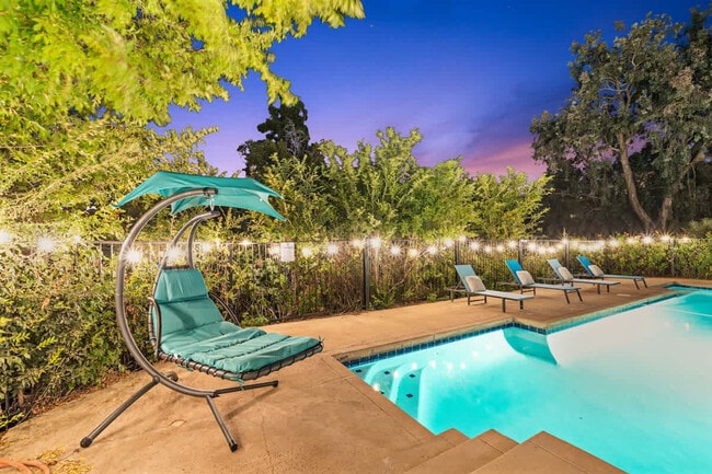 Building Photo - 5048 Bluff Pl