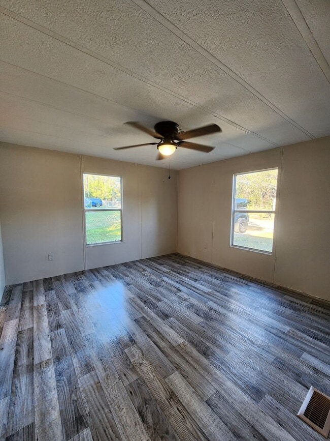 Building Photo - 2br - 2 Bed 2 Bath w/ screened porch and FULLY FENCED Backyard!