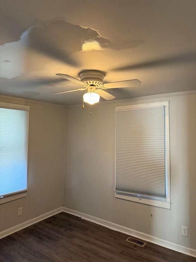 Building Photo - 2 bedroom home in Historic Downtown Walking District of Morehead City with fenced in yard