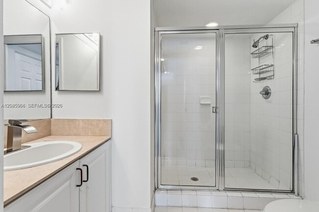Building Photo - 1155 Brickell Bay Dr