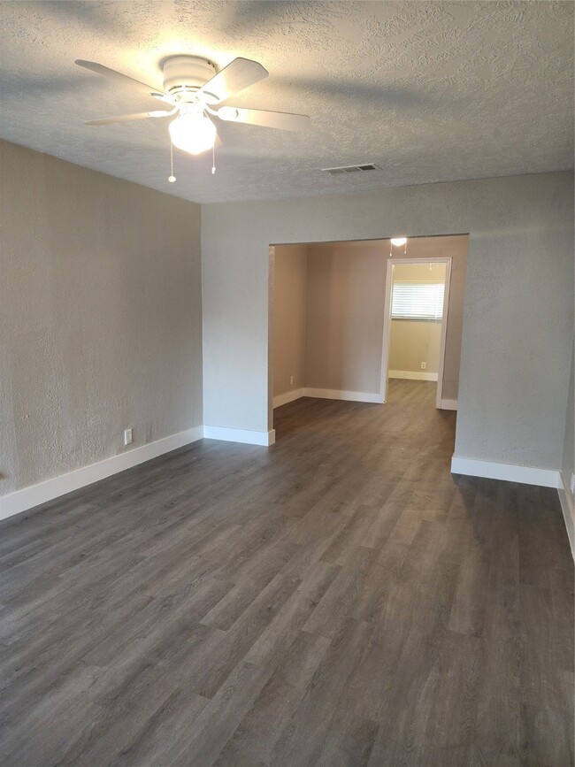 Building Photo - 4526 Kingsbury St