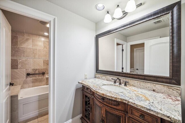 Building Photo - 49 Briar Hollow Ln