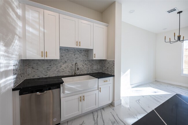 Building Photo - 5906 St Augustine St