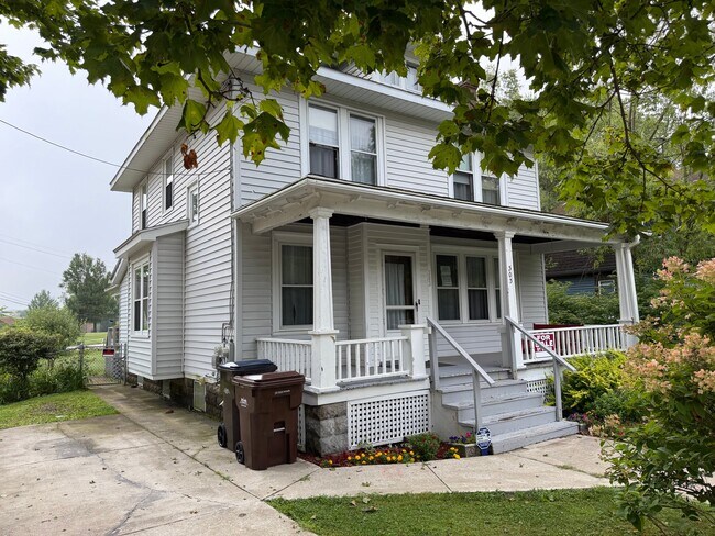 Building Photo - 303 Meadville St