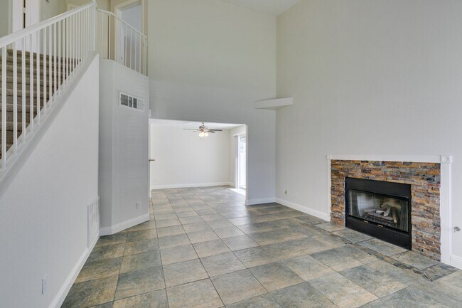 Building Photo - Modern 2 Bed, 2.5 Bath Henderson Townhome