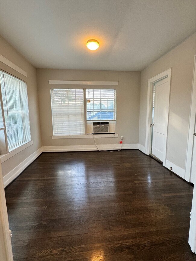 Building Photo - 903 Oakhurst St