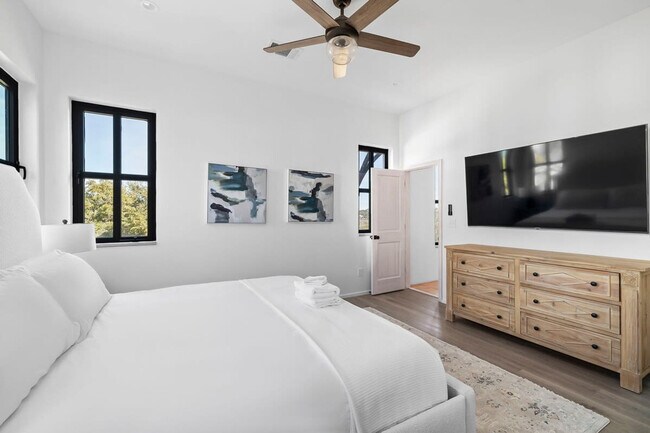 Building Photo - 2701 Bumble Bee Dr