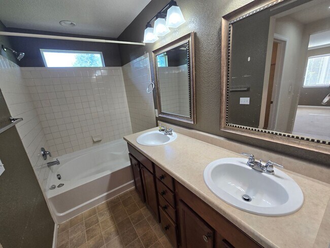 Building Photo - Amazing 3 bedrooms plus a loft, and 2.5 ba...