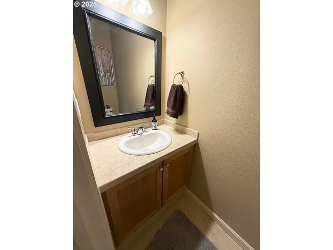 Building Photo - Spacious 2BD/2.5BA Townhome in the Heart o...