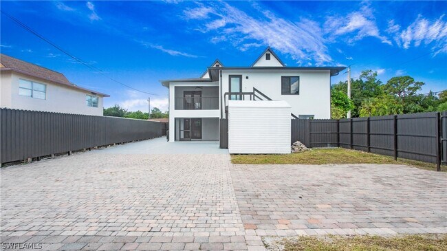 Building Photo - 9002 Somerset Ln