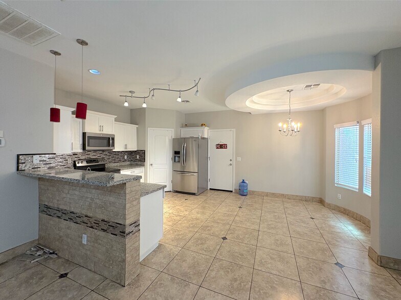 Building Photo - 2048 E Heartwood Ln