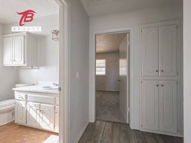 Building Photo - Spacious 3 bedroom, 2 bath single-family home in the desirable Lyrewood/Woodlake area of northwes...