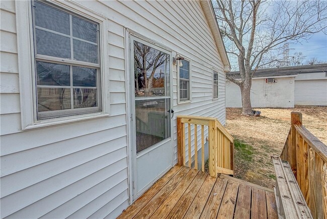 Building Photo - 937 E Main St