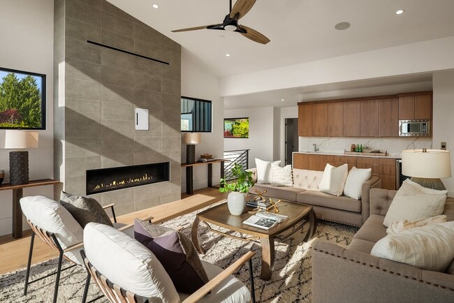 Building Photo - 7Bd/6Ba Bellevue Home