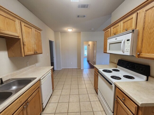Building Photo - Charming 3 bedroom duplex in Weatherford