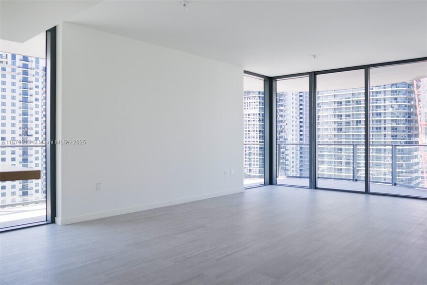 Building Photo - 1000 Brickell Plz