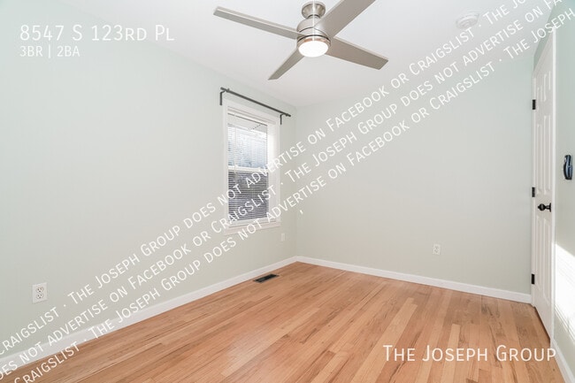 Building Photo - 8547 S 123rd Pl