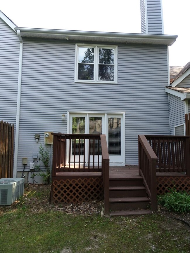 Building Photo - Lovely 2 Ensuites Townhome in The Mews of ...