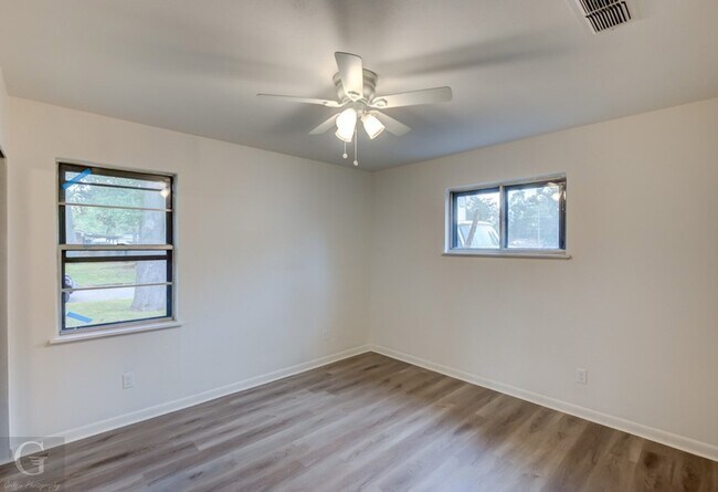 Building Photo - 9478 Poinsettia Dr