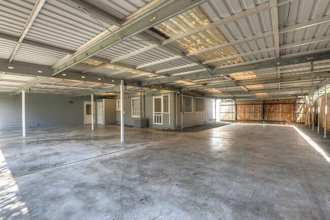 Building Photo - 606 Avenue of Oaks St
