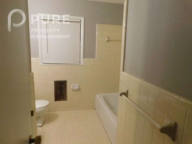 Building Photo - 117 22nd Ave NW