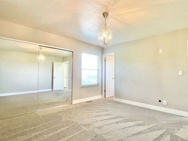 Building Photo - Gorgeous Home with Stunning Views!