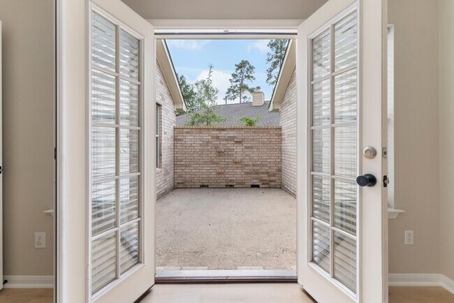 Building Photo - 99 E Foxbriar Forest Cir