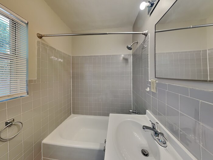 Building Photo - 6735 Gaillardia Rd S
