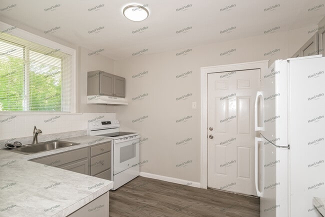 Building Photo - 901 Maurice Ave