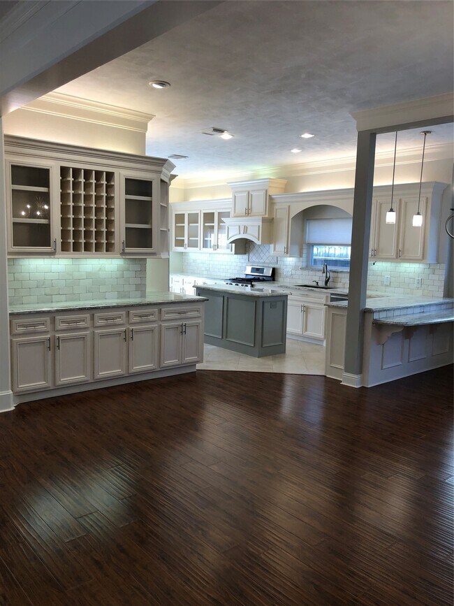 Building Photo - 10310 Chevy Chase Dr