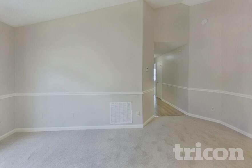 Building Photo - 1854 MacKenzie Ct N