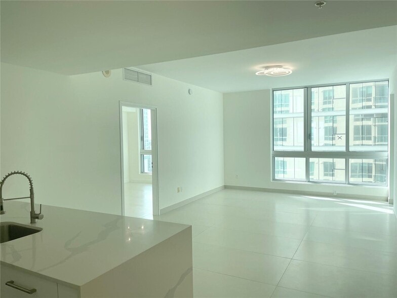 Building Photo - 300 S Biscayne Blvd
