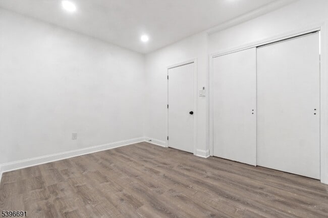 Building Photo - 427 Benner St