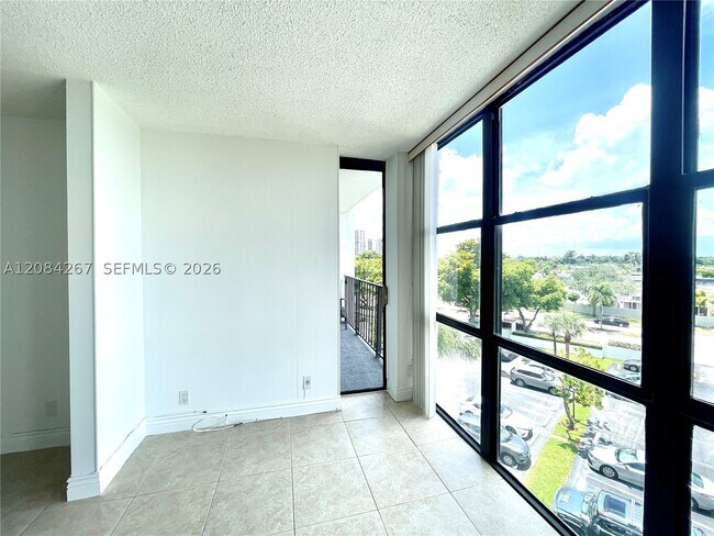 Building Photo - 1000 Parkview Dr