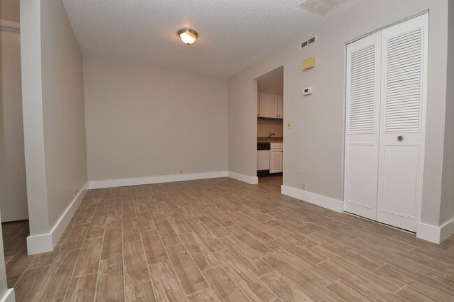 Building Photo - Nicely Updated 1/1 Condo in Winter Springs ~ Wood Plank Tile Floors and Large Screened Patio!