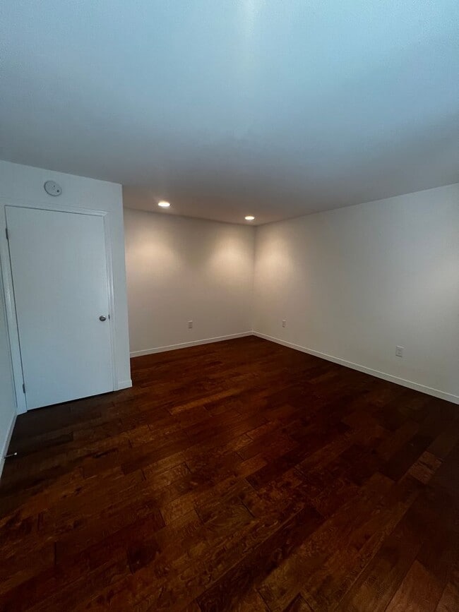 Building Photo - Updated 3 bedroom 2 bathroom Single Family...