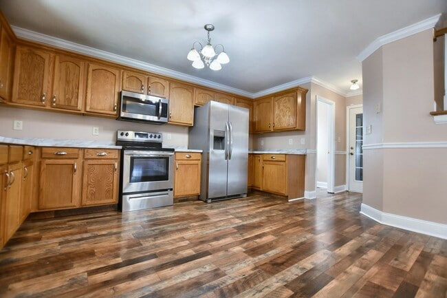 Building Photo - Pet Friendly Three Bedroom with Bonus!