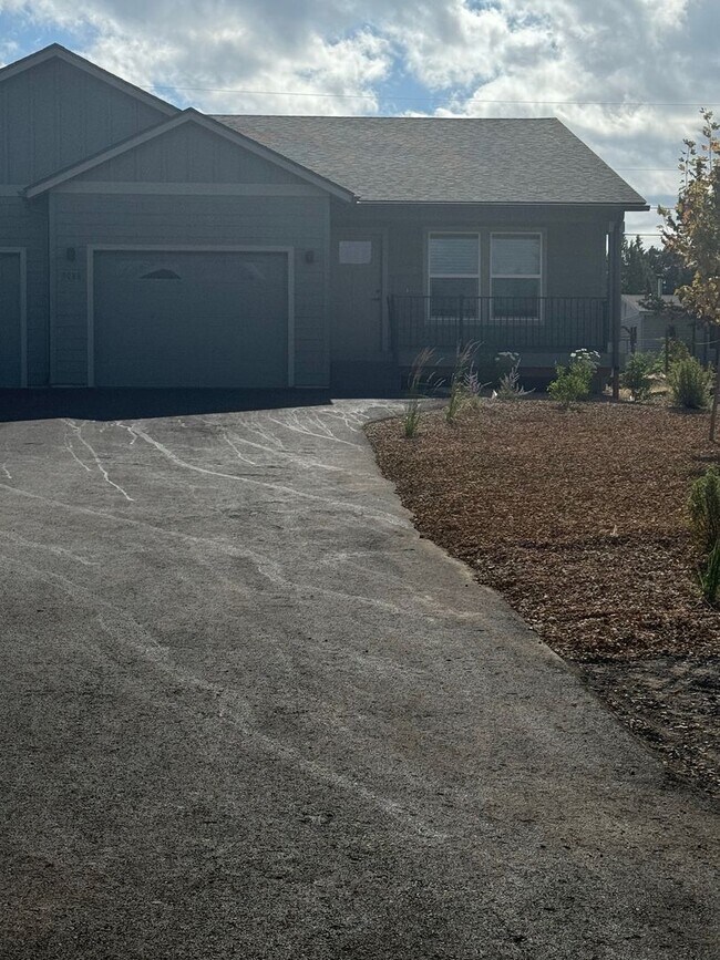 Building Photo - Brand New 2 Bedroom Duplex in SW Redmond