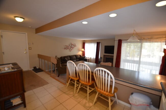 Building Photo - Warrior's Mark Condo!  Walk to town and on the bus route! Pet negotiable!