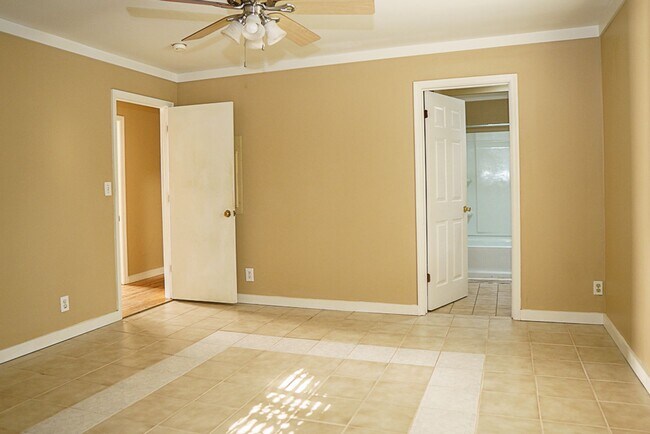 Building Photo - Three Bedroom Home in the Heart of Port Royal