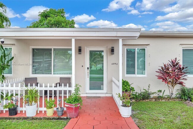 Building Photo - 6840 SW 26th Ct