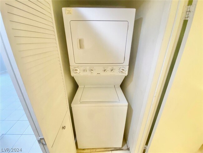 Building Photo - 8070 W Russell Rd